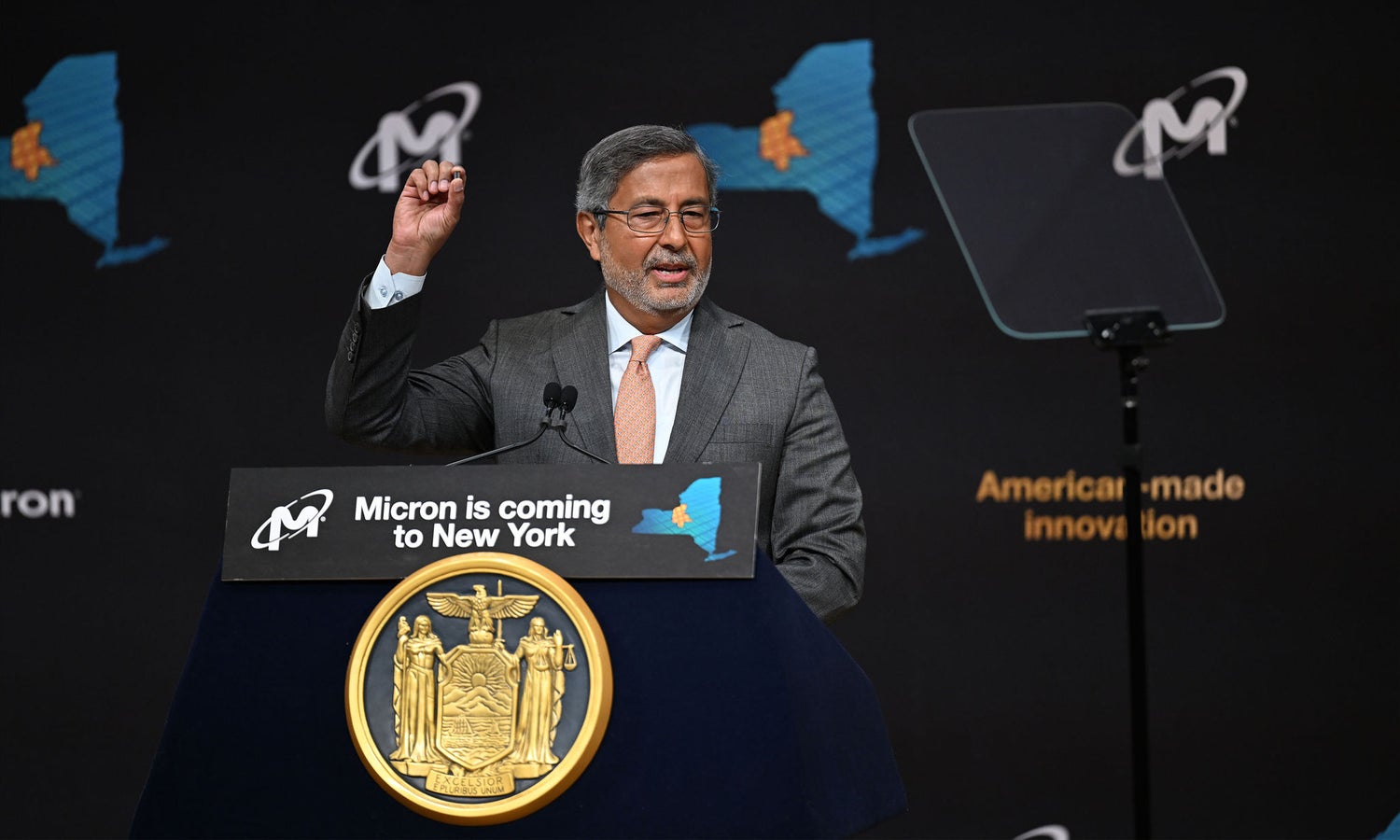 Photo 13 from the New York signing event